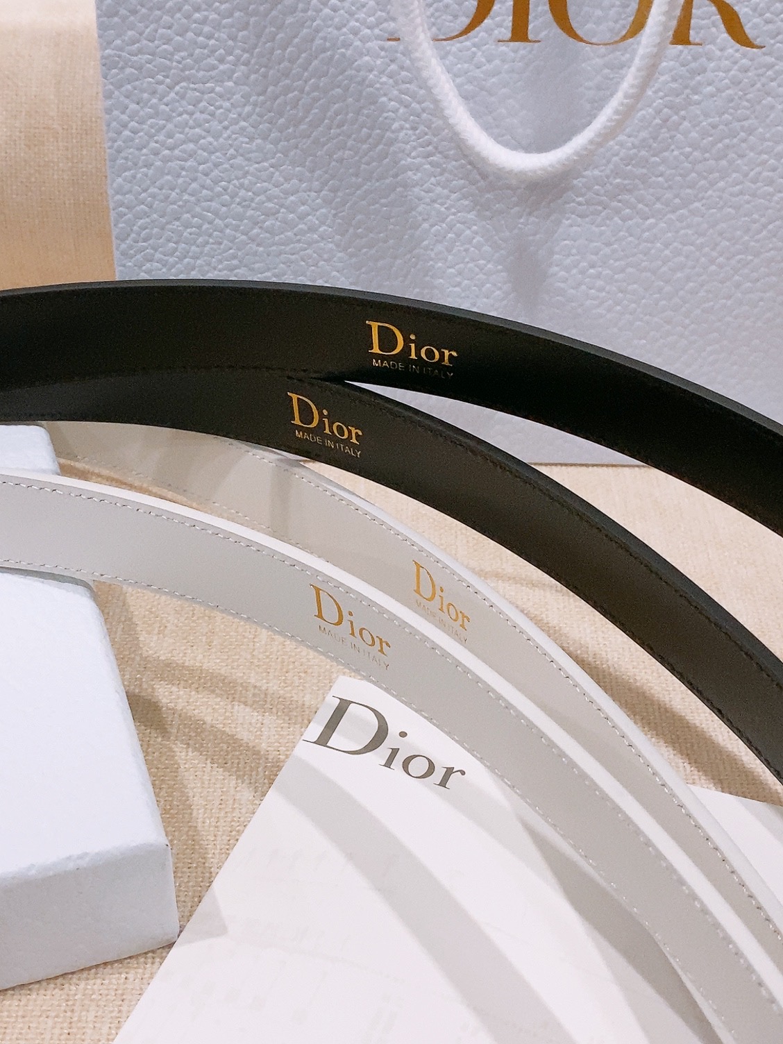 -集合图🥳Dior Cannage 腰带 重新诠释Dior 经典标识。采用光滑牛皮革等材质精心制作，饰以