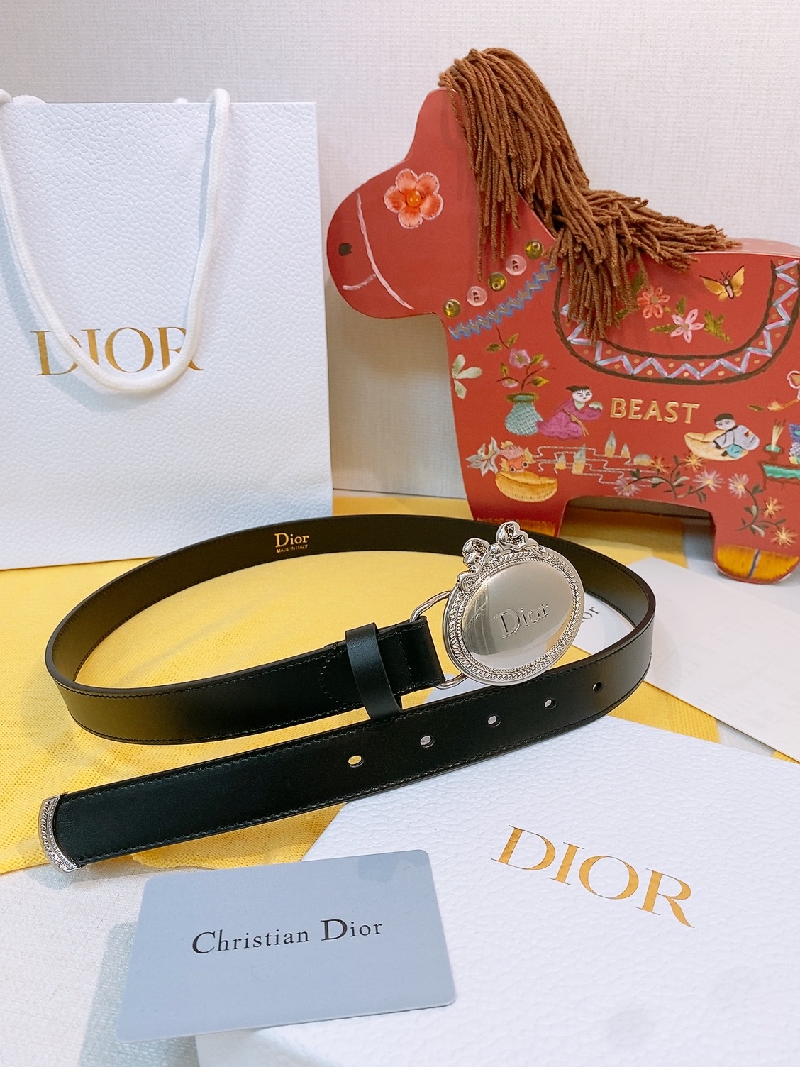 Dior椭圆扣腰带🪞这条偏古董感觉的蝴蝶结腰带， 把复吉宫廷风系在腰上约会的小心机，藏在腰上这枚 Dio