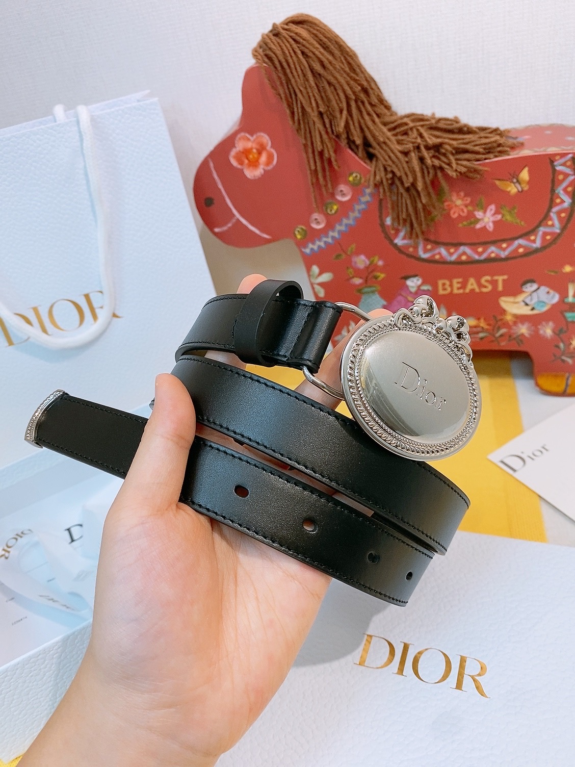 Dior椭圆扣腰带🪞这条偏古董感觉的蝴蝶结腰带， 把复吉宫廷风系在腰上约会的小心机，藏在腰上这枚 Dio