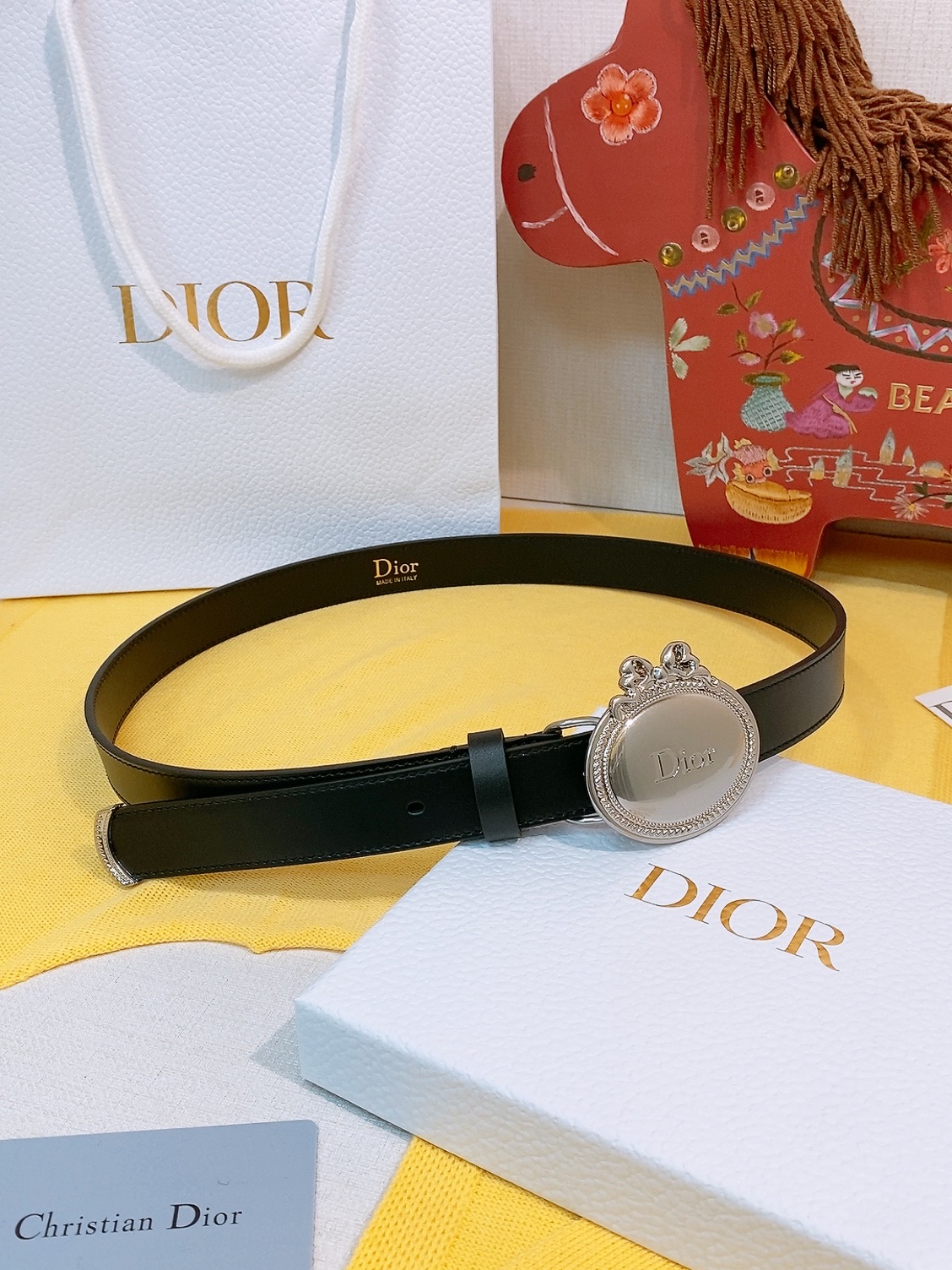 Dior椭圆扣腰带🪞这条偏古董感觉的蝴蝶结腰带， 把复吉宫廷风系在腰上约会的小心机，藏在腰上这枚 Dio