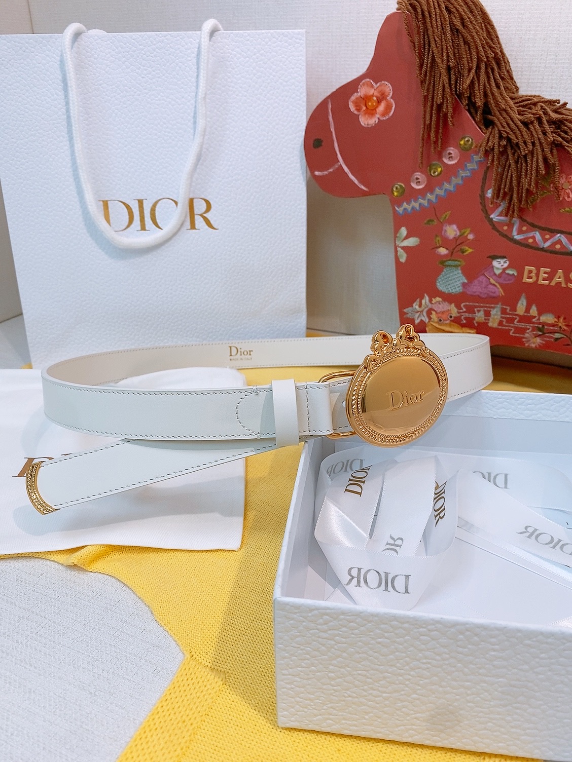 Dior椭圆扣腰带🪞这条偏古董感觉的蝴蝶结腰带， 把复吉宫廷风系在腰上约会的小心机，藏在腰上这枚 Dio