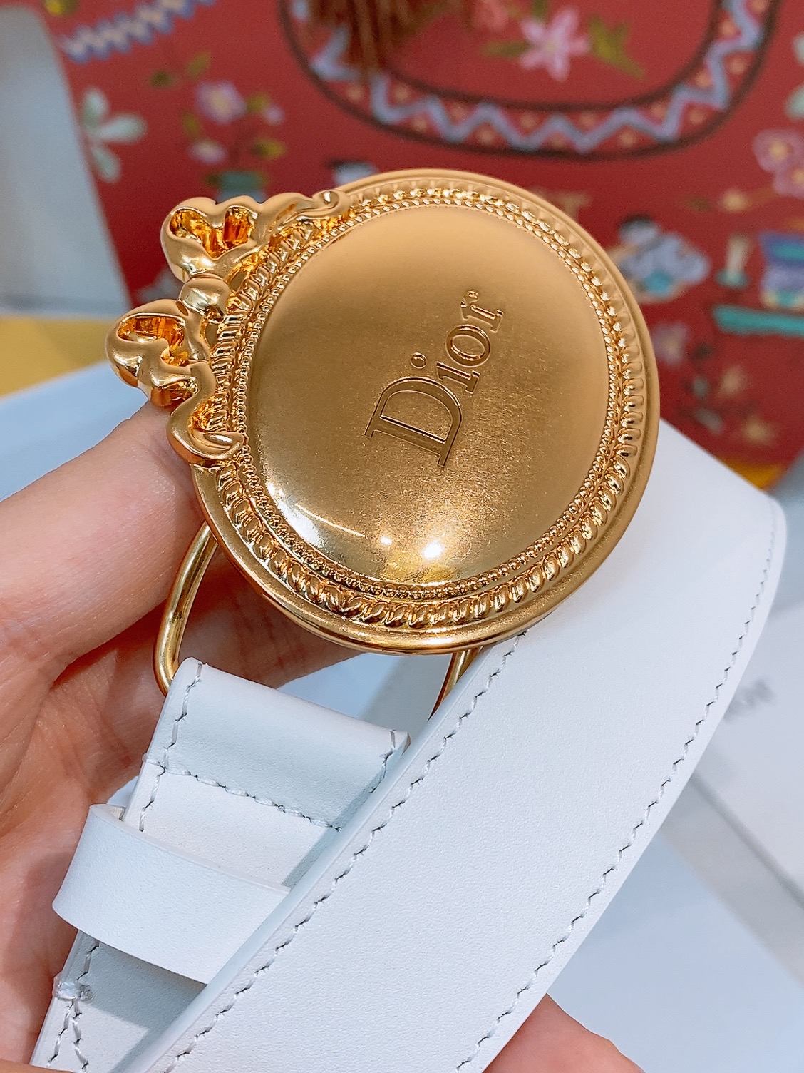 Dior椭圆扣腰带🪞这条偏古董感觉的蝴蝶结腰带， 把复吉宫廷风系在腰上约会的小心机，藏在腰上这枚 Dio