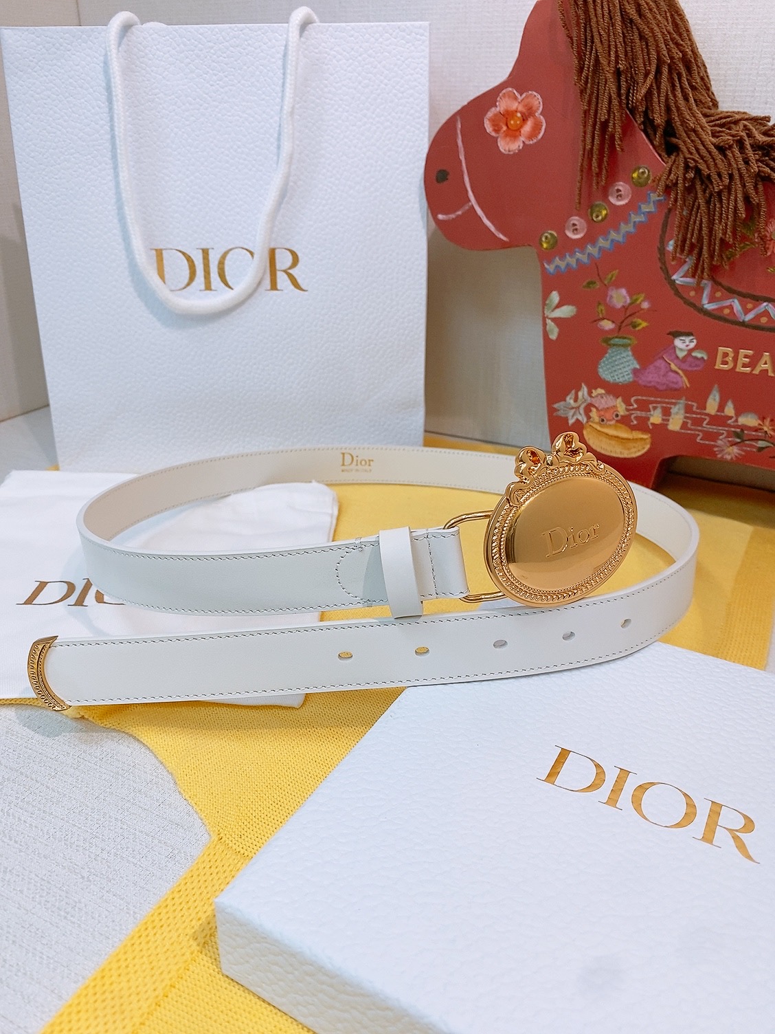 Dior椭圆扣腰带🪞这条偏古董感觉的蝴蝶结腰带， 把复吉宫廷风系在腰上约会的小心机，藏在腰上这枚 Dio