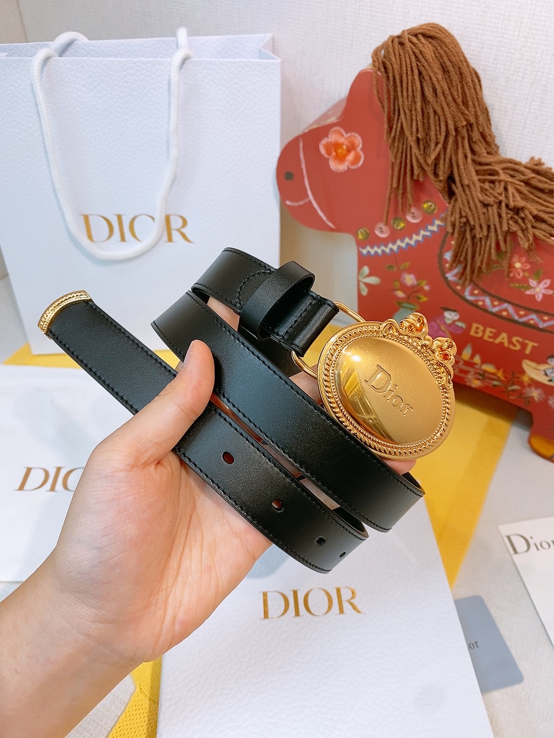 Dior椭圆扣腰带🪞这条偏古董感觉的蝴蝶结腰带， 把复吉宫廷风系在腰上约会的小心机，藏在腰上这枚 Dio