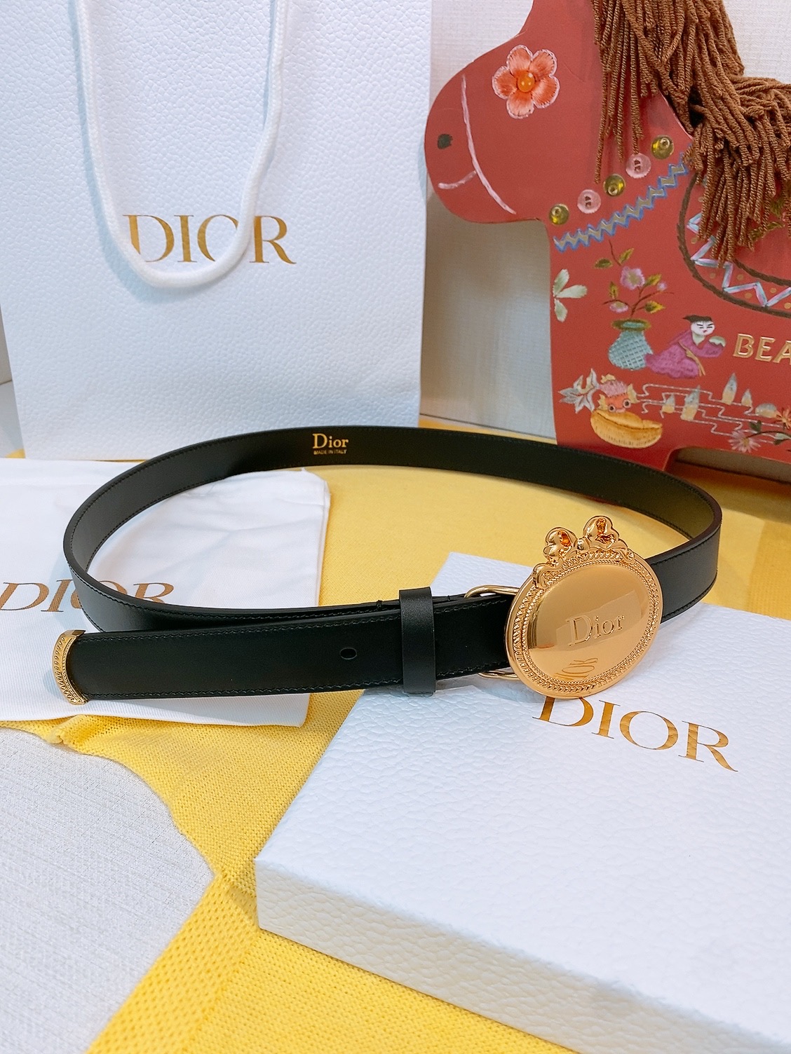 Dior椭圆扣腰带🪞这条偏古董感觉的蝴蝶结腰带， 把复吉宫廷风系在腰上约会的小心机，藏在腰上这枚 Dio