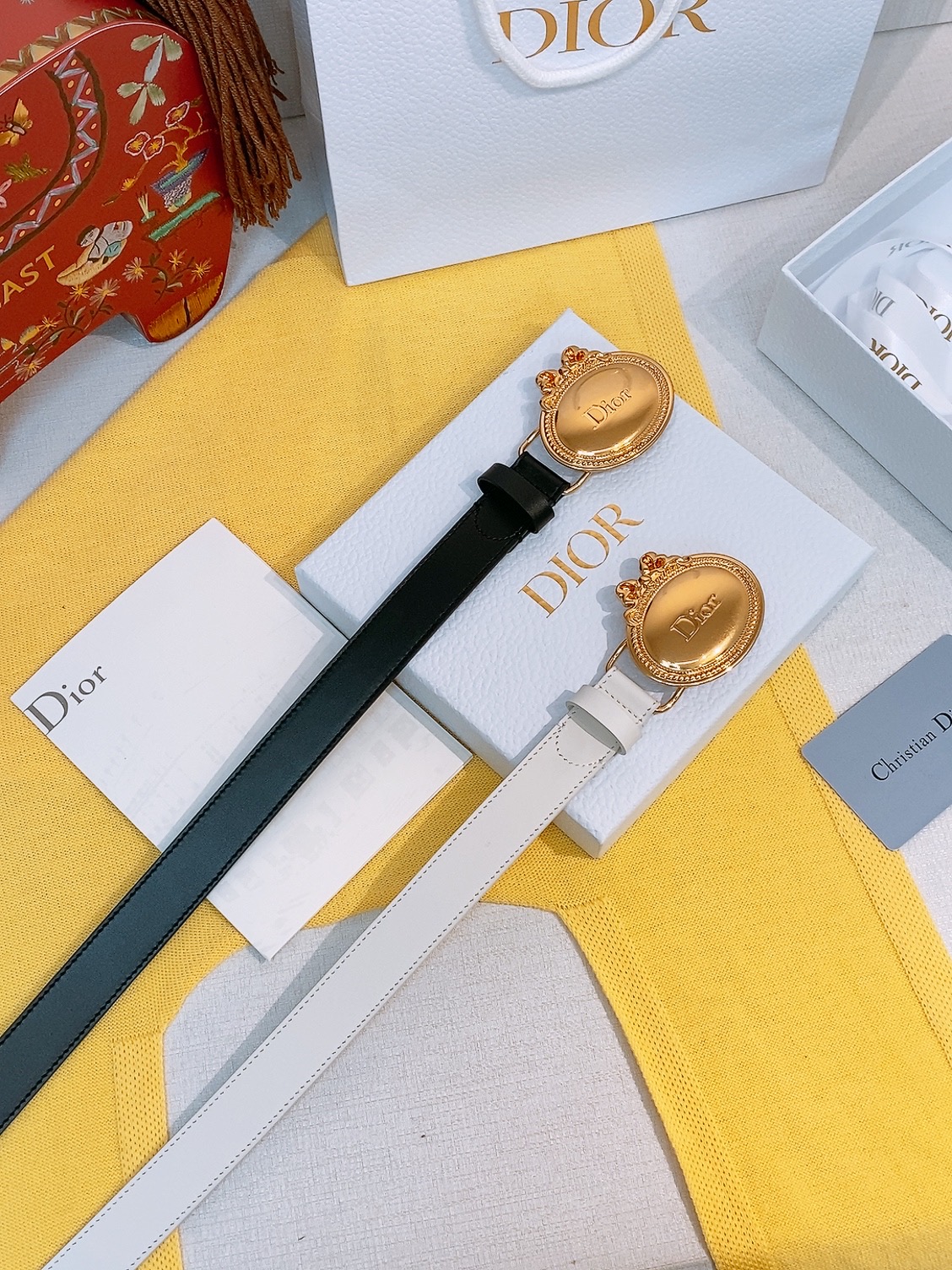 Dior椭圆扣腰带🪞这条偏古董感觉的蝴蝶结腰带， 把复吉宫廷风系在腰上约会的小心机，藏在腰上这枚 Dio