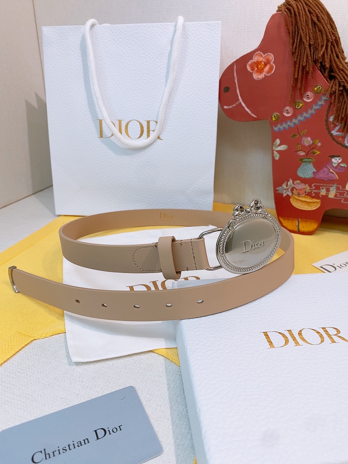 Dior椭圆扣腰带🪞这条偏古董感觉的蝴蝶结腰带， 把复吉宫廷风系在腰上约会的小心机，藏在腰上这枚 Dio
