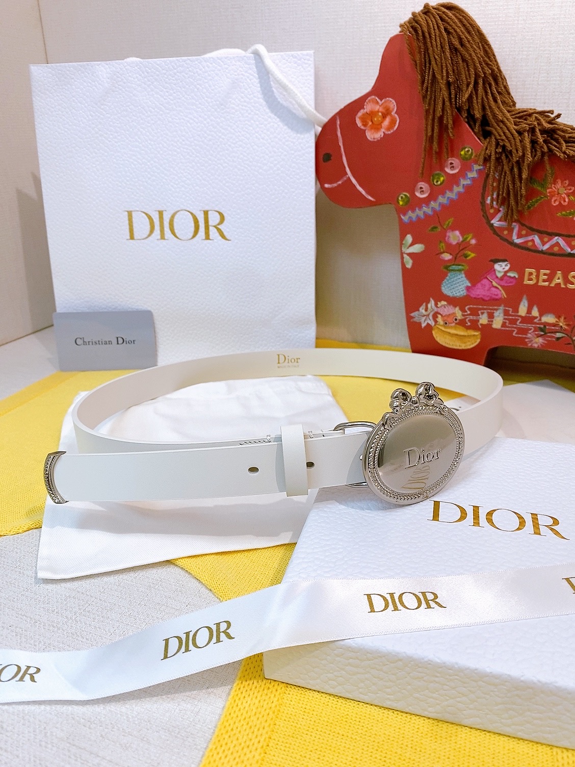 Dior椭圆扣腰带🪞这条偏古董感觉的蝴蝶结腰带， 把复吉宫廷风系在腰上约会的小心机，藏在腰上这枚 Dio