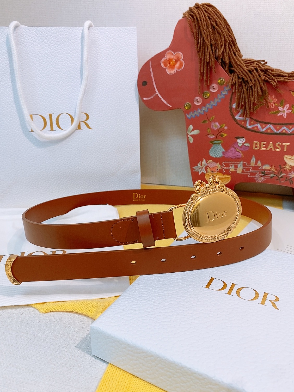 Dior椭圆扣腰带🪞这条偏古董感觉的蝴蝶结腰带， 把复吉宫廷风系在腰上约会的小心机，藏在腰上这枚 Dio