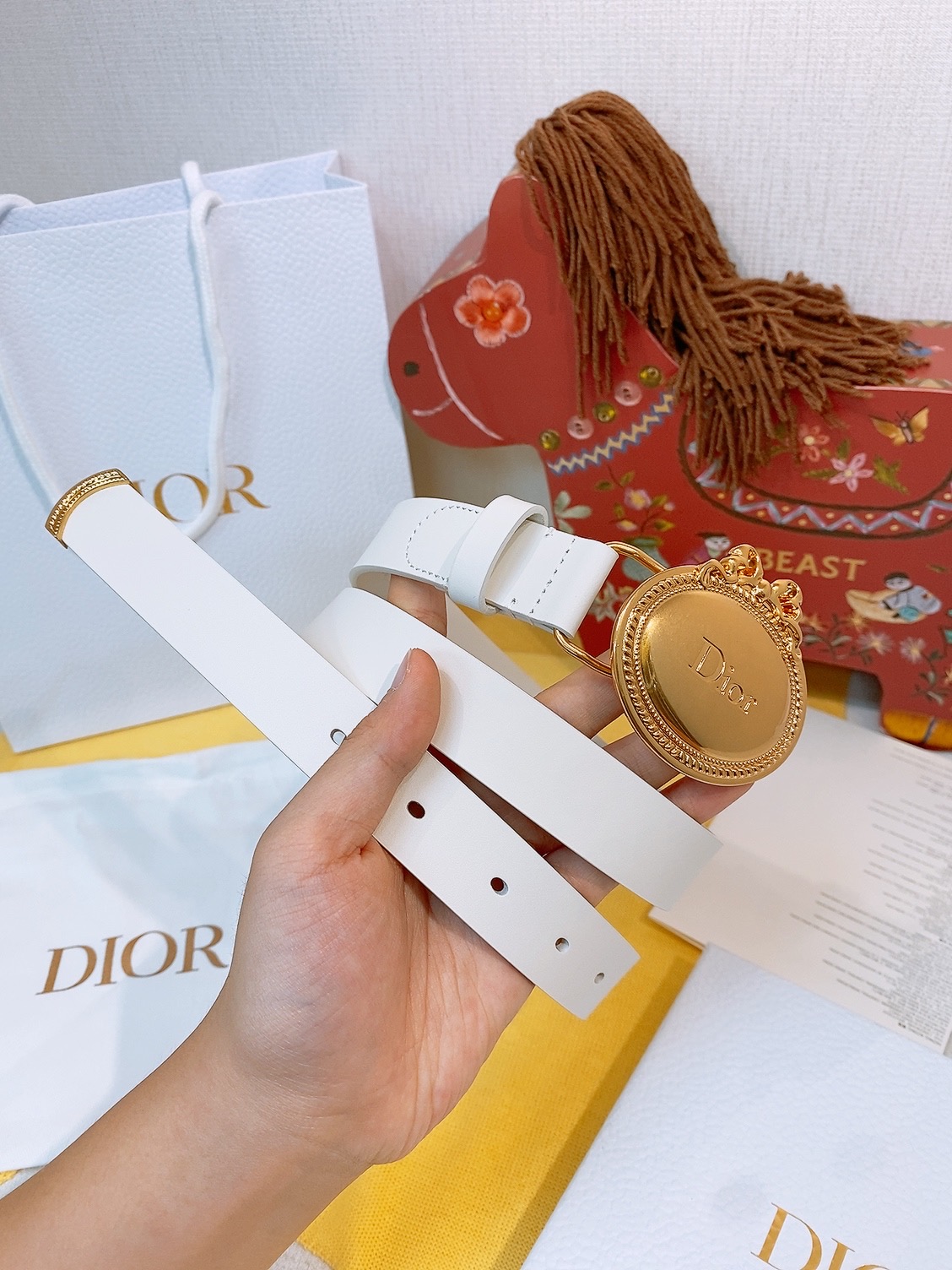 Dior椭圆扣腰带🪞这条偏古董感觉的蝴蝶结腰带， 把复吉宫廷风系在腰上约会的小心机，藏在腰上这枚 Dio