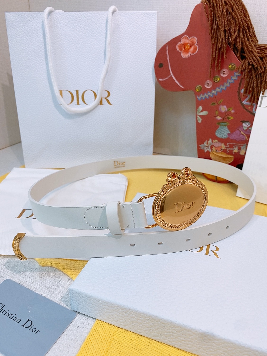 Dior椭圆扣腰带🪞这条偏古董感觉的蝴蝶结腰带， 把复吉宫廷风系在腰上约会的小心机，藏在腰上这枚 Dio