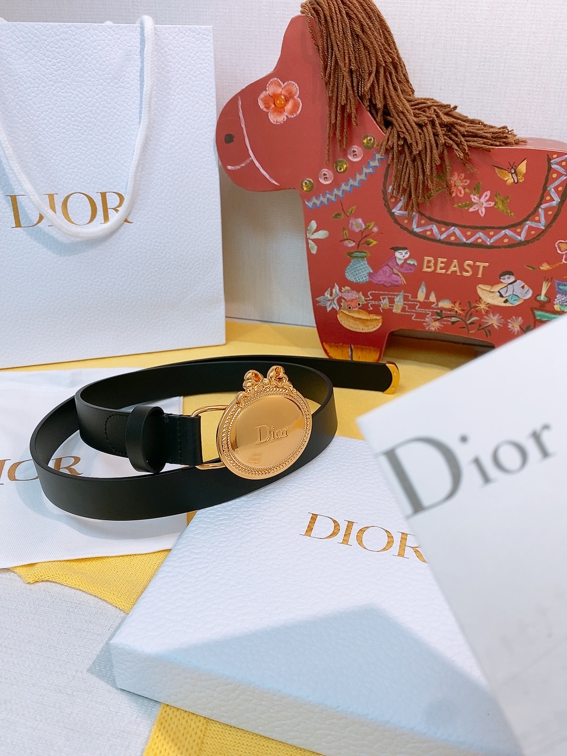 Dior椭圆扣腰带🪞这条偏古董感觉的蝴蝶结腰带， 把复吉宫廷风系在腰上约会的小心机，藏在腰上这枚 Dio