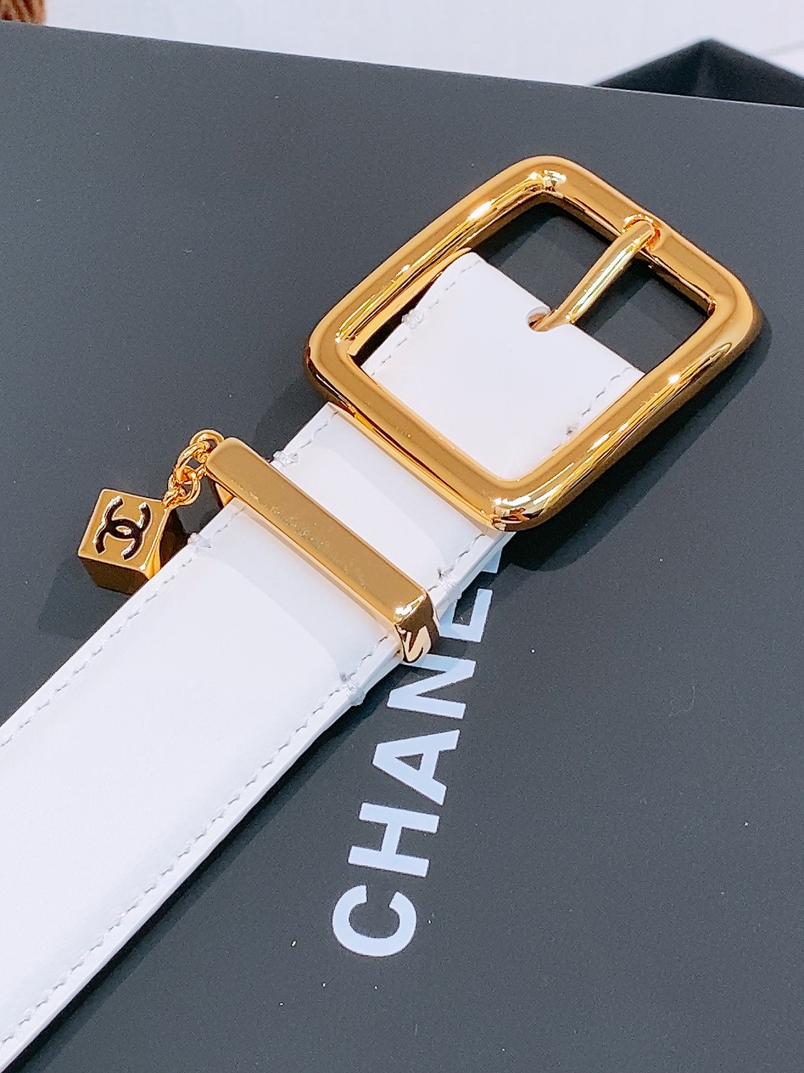 纯白皮 香家✨ Leather belt 30mm 皮质腰带 简约方形金属扣头,搭配光滑小牛皮腰带,品牌标志性通勤配饰, 纯白皮 香家✨ Leather belt 30mm 皮质腰带 简约方形金属扣头,搭配光滑小牛皮腰带,品牌标志性通勤配饰,