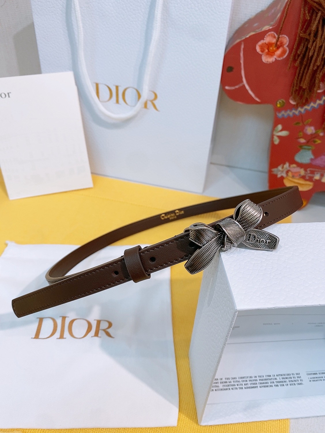 -迪家新款蝴蝶结🎀复古腰带 Dior这款Montaigne Treasure腰带是2026秋季成衣系列全新单品,彰显生动 -迪家新款蝴蝶结🎀复古腰带 Dior这款Montaigne Treasure腰带是2026秋季成衣系列全新单品,彰显生动