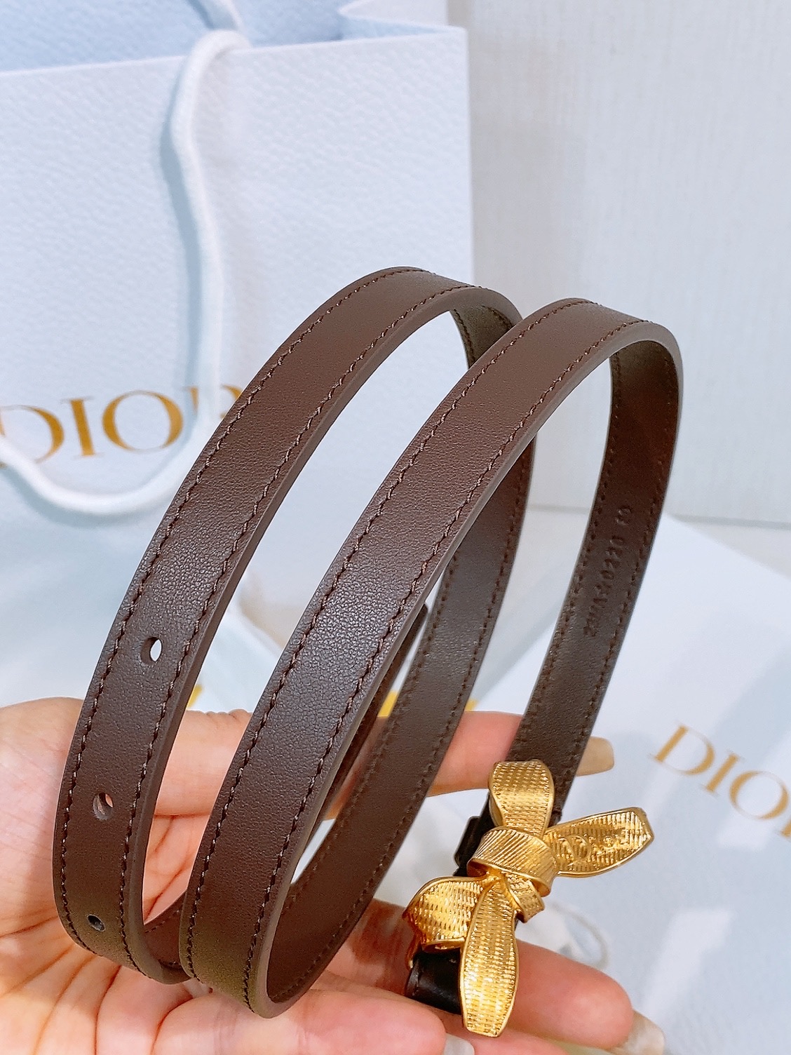 -迪家新款蝴蝶结🎀复古腰带 Dior这款Montaigne Treasure腰带是2026秋季成衣系列全新单品,彰显生动 -迪家新款蝴蝶结🎀复古腰带 Dior这款Montaigne Treasure腰带是2026秋季成衣系列全新单品,彰显生动