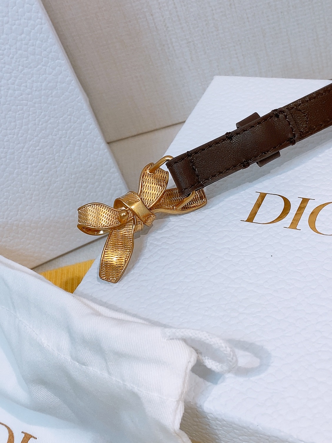 -迪家新款蝴蝶结🎀复古腰带 Dior这款Montaigne Treasure腰带是2026秋季成衣系列全新单品,彰显生动 -迪家新款蝴蝶结🎀复古腰带 Dior这款Montaigne Treasure腰带是2026秋季成衣系列全新单品,彰显生动