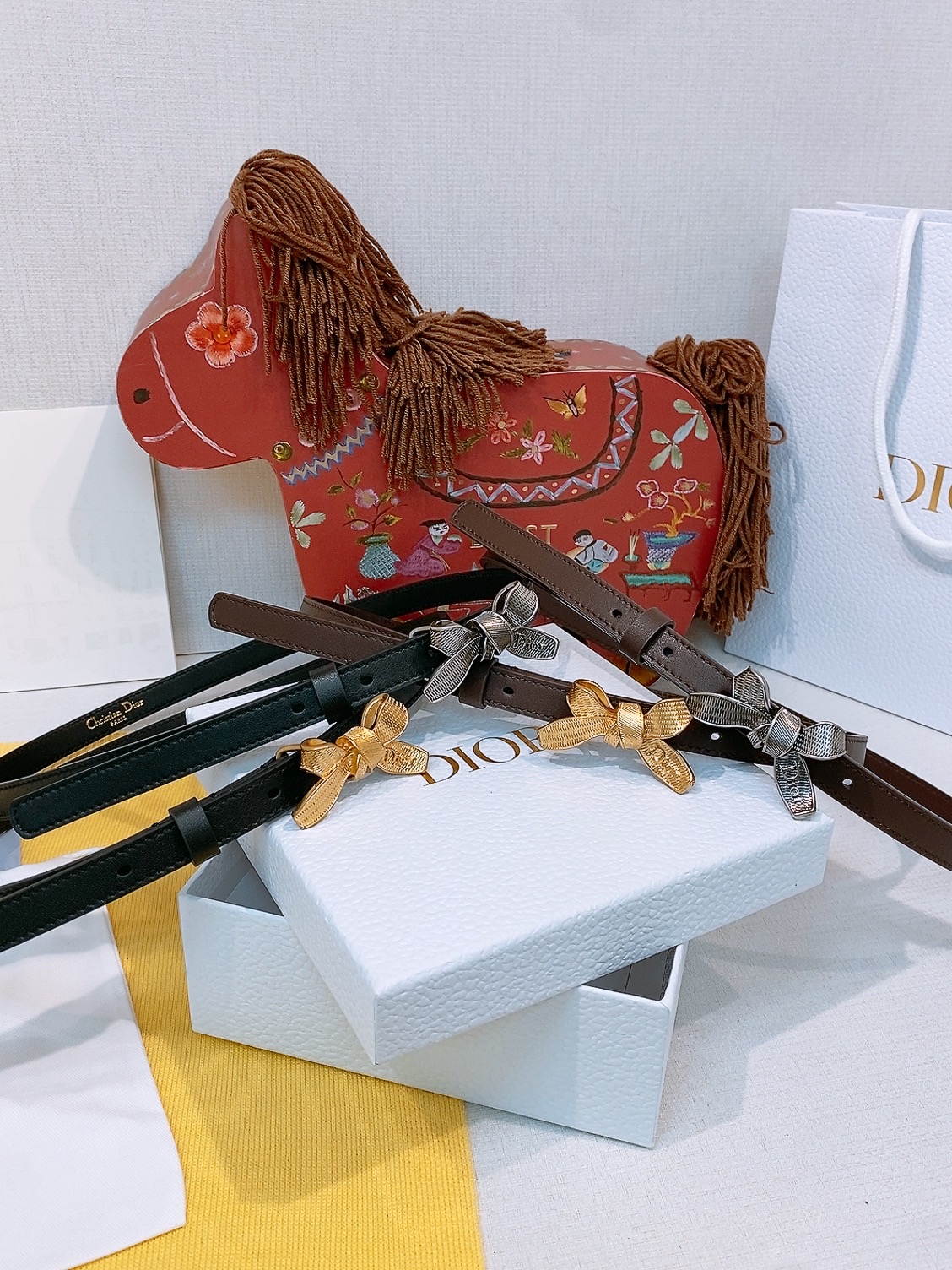 -迪家新款蝴蝶结🎀复古腰带 Dior这款Montaigne Treasure腰带是2026秋季成衣系列全新单品,彰显生动 -迪家新款蝴蝶结🎀复古腰带 Dior这款Montaigne Treasure腰带是2026秋季成衣系列全新单品,彰显生动