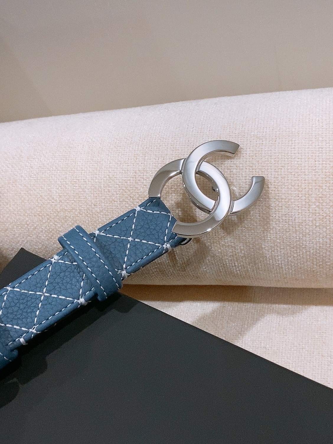 香家Chanel Belt 25mm 牛皮腰带 26b新款牛仔色牛皮皮带 实物超级美随意搭配都好看. 绣线菱格进口牛皮与 香家Chanel Belt 25mm 牛皮腰带 26b新款牛仔色牛皮皮带 实物超级美随意搭配都好看. 绣线菱格进口牛皮与