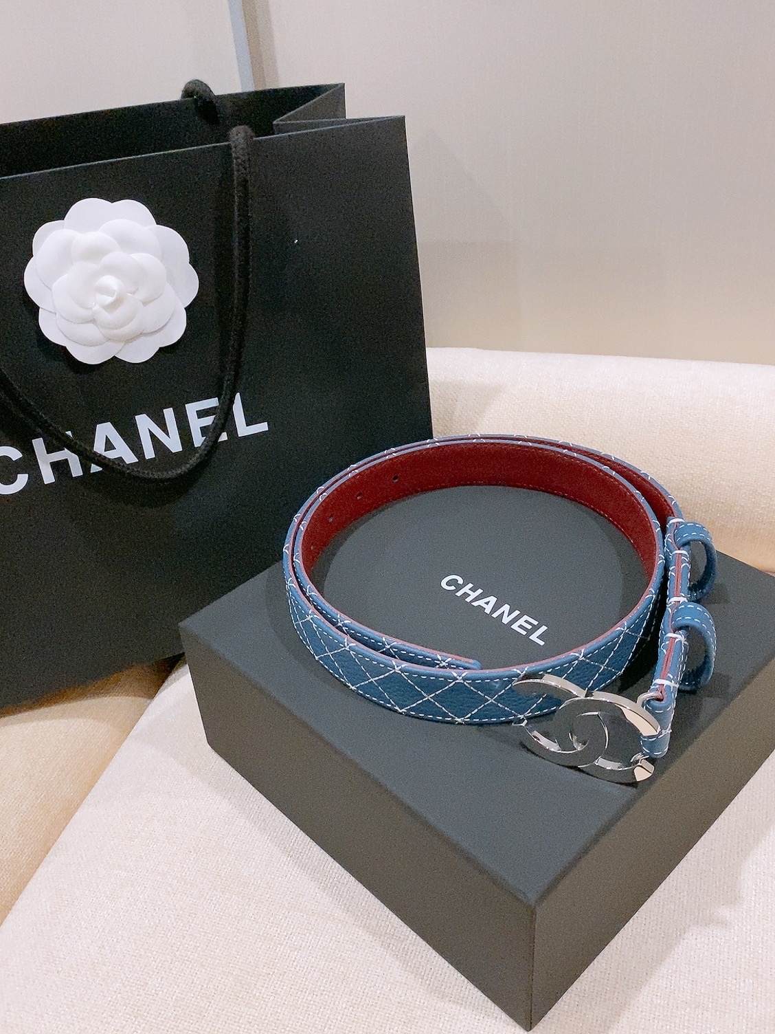 香家Chanel Belt 25mm 牛皮腰带 26b新款牛仔色牛皮皮带 实物超级美随意搭配都好看. 绣线菱格进口牛皮与 香家Chanel Belt 25mm 牛皮腰带 26b新款牛仔色牛皮皮带 实物超级美随意搭配都好看. 绣线菱格进口牛皮与