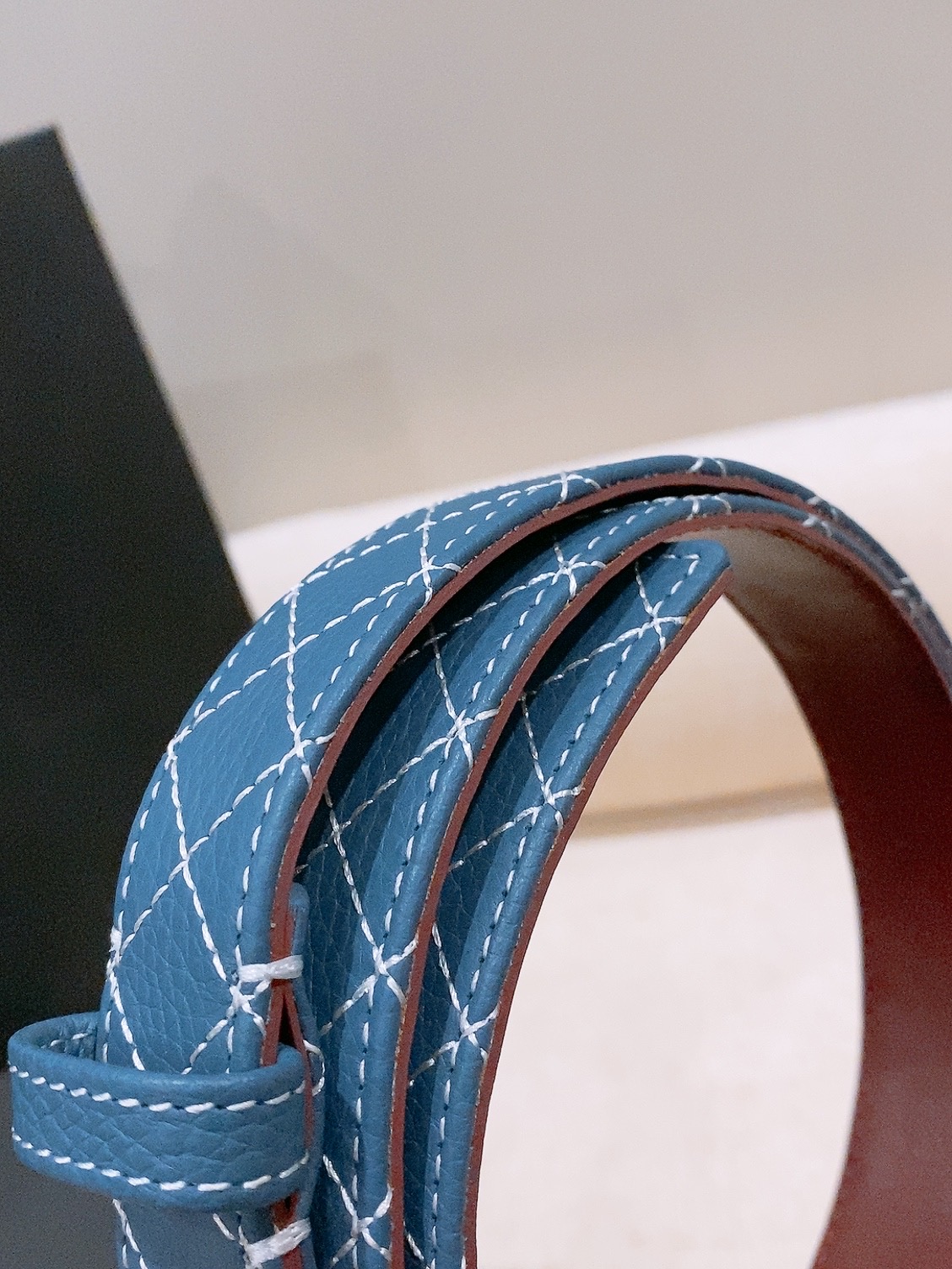 香家Chanel Belt 25mm 牛皮腰带 26b新款牛仔色牛皮皮带 实物超级美随意搭配都好看. 绣线菱格进口牛皮与 香家Chanel Belt 25mm 牛皮腰带 26b新款牛仔色牛皮皮带 实物超级美随意搭配都好看. 绣线菱格进口牛皮与