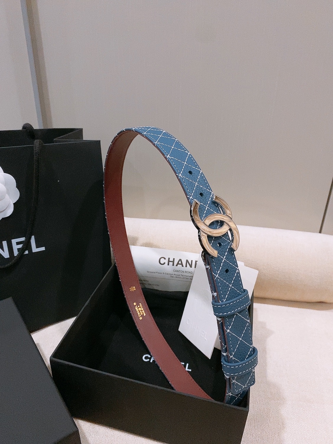 香家Chanel Belt 25mm 牛皮腰带 26b新款牛仔色牛皮皮带 实物超级美随意搭配都好看. 绣线菱格进口牛皮与 香家Chanel Belt 25mm 牛皮腰带 26b新款牛仔色牛皮皮带 实物超级美随意搭配都好看. 绣线菱格进口牛皮与