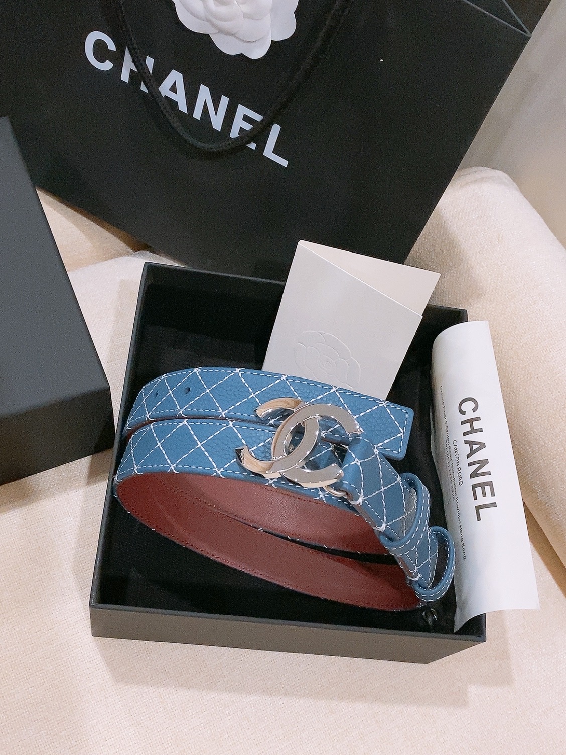 香家Chanel Belt 25mm 牛皮腰带 26b新款牛仔色牛皮皮带 实物超级美随意搭配都好看. 绣线菱格进口牛皮与 香家Chanel Belt 25mm 牛皮腰带 26b新款牛仔色牛皮皮带 实物超级美随意搭配都好看. 绣线菱格进口牛皮与