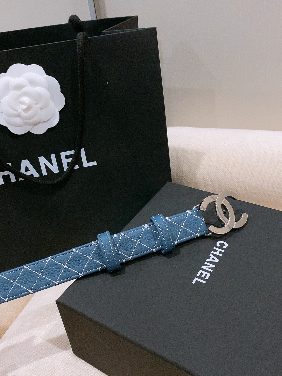 香家Chanel Belt 25mm 牛皮腰带 26b新款牛仔色牛皮皮带 实物超级美随意搭配都好看. 绣线菱格进口牛皮与 香家Chanel Belt 25mm 牛皮腰带 26b新款牛仔色牛皮皮带 实物超级美随意搭配都好看. 绣线菱格进口牛皮与