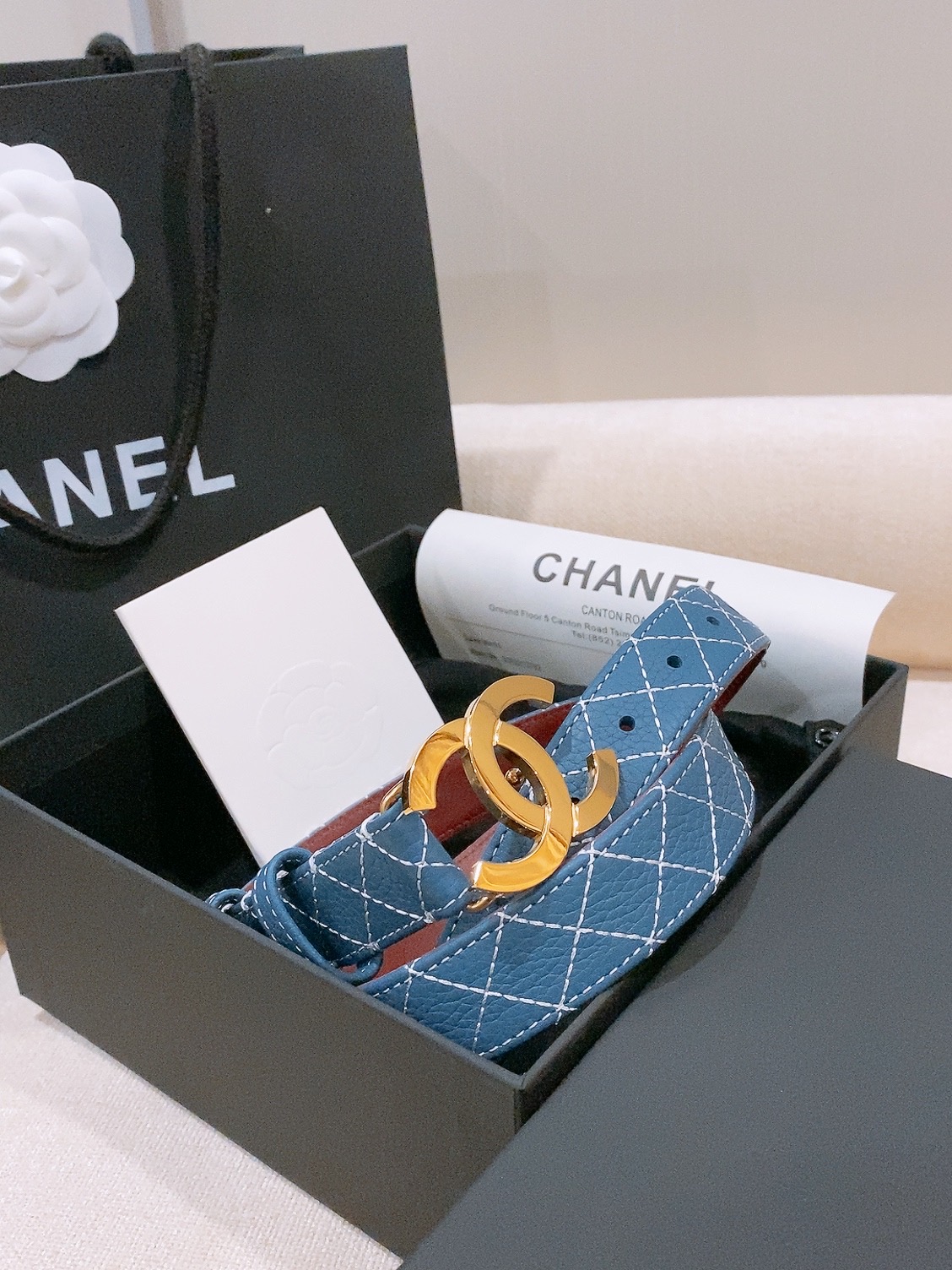 香家Chanel Belt 25mm 牛皮腰带 26b新款牛仔色牛皮皮带 实物超级美随意搭配都好看. 绣线菱格进口牛皮与 香家Chanel Belt 25mm 牛皮腰带 26b新款牛仔色牛皮皮带 实物超级美随意搭配都好看. 绣线菱格进口牛皮与