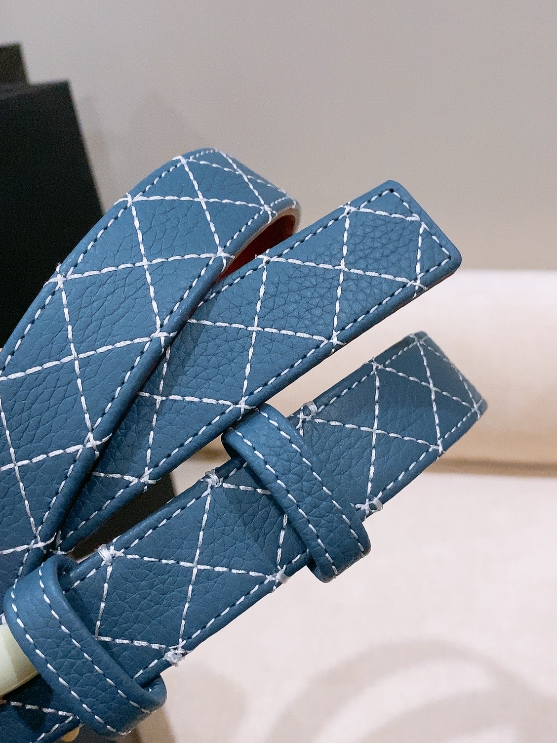 香家Chanel Belt 25mm 牛皮腰带 26b新款牛仔色牛皮皮带 实物超级美随意搭配都好看. 绣线菱格进口牛皮与 香家Chanel Belt 25mm 牛皮腰带 26b新款牛仔色牛皮皮带 实物超级美随意搭配都好看. 绣线菱格进口牛皮与