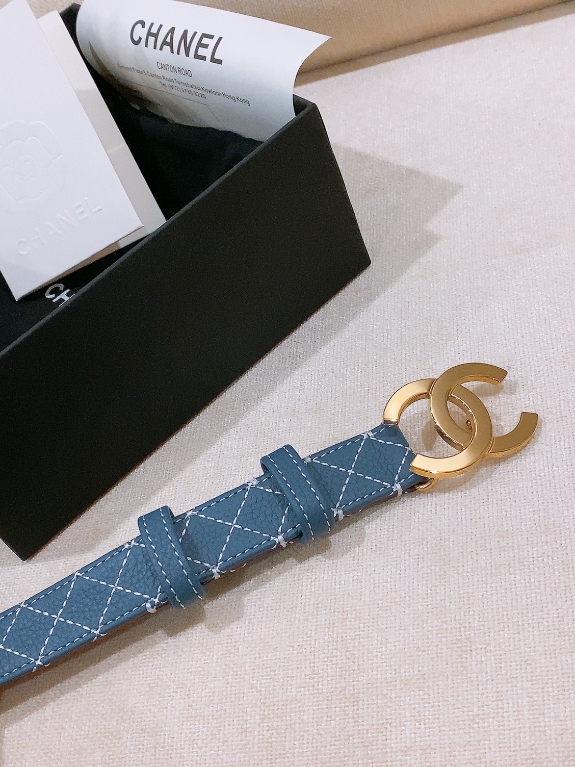 香家Chanel Belt 25mm 牛皮腰带 26b新款牛仔色牛皮皮带 实物超级美随意搭配都好看. 绣线菱格进口牛皮与 香家Chanel Belt 25mm 牛皮腰带 26b新款牛仔色牛皮皮带 实物超级美随意搭配都好看. 绣线菱格进口牛皮与