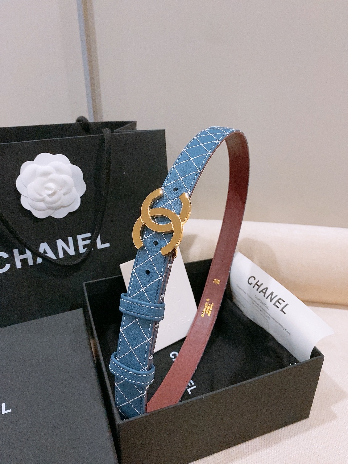 香家Chanel Belt 25mm 牛皮腰带 26b新款牛仔色牛皮皮带 实物超级美随意搭配都好看. 绣线菱格进口牛皮与 香家Chanel Belt 25mm 牛皮腰带 26b新款牛仔色牛皮皮带 实物超级美随意搭配都好看. 绣线菱格进口牛皮与