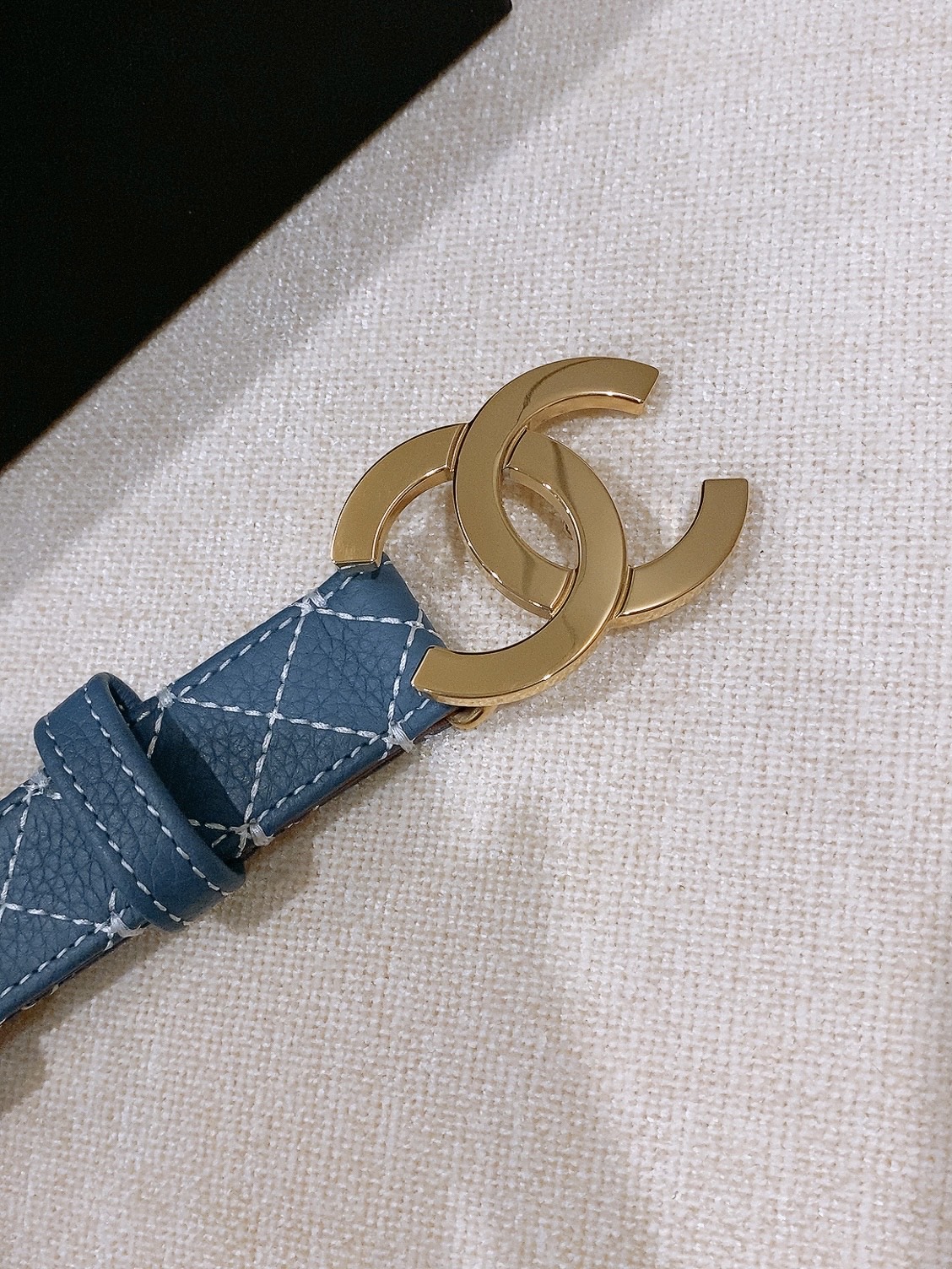 香家Chanel Belt 25mm 牛皮腰带 26b新款牛仔色牛皮皮带 实物超级美随意搭配都好看. 绣线菱格进口牛皮与 香家Chanel Belt 25mm 牛皮腰带 26b新款牛仔色牛皮皮带 实物超级美随意搭配都好看. 绣线菱格进口牛皮与