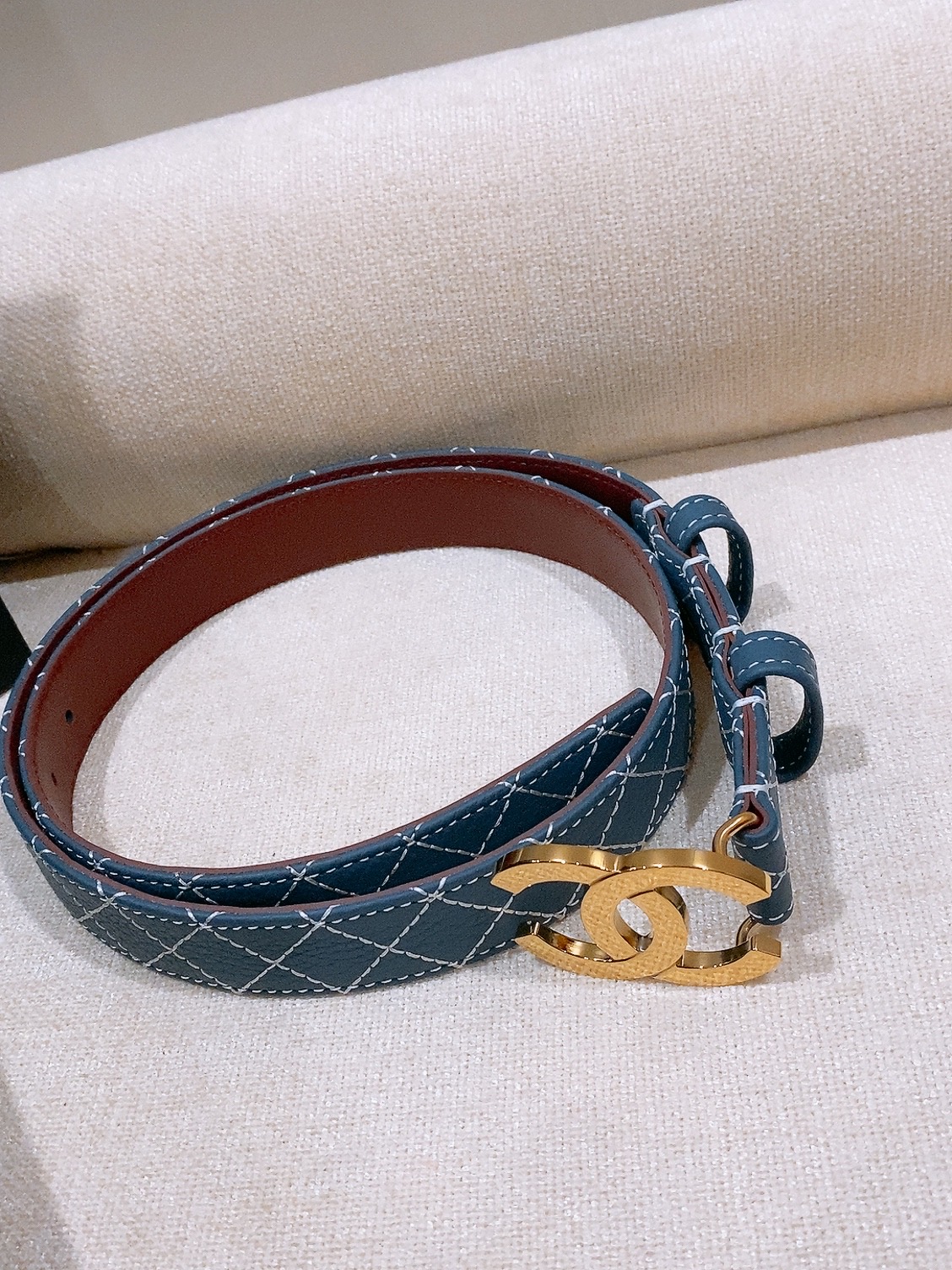 香家Chanel Belt 25mm 牛皮腰带 26b新款牛仔色牛皮皮带 实物超级美随意搭配都好看. 绣线菱格进口牛皮与 香家Chanel Belt 25mm 牛皮腰带 26b新款牛仔色牛皮皮带 实物超级美随意搭配都好看. 绣线菱格进口牛皮与