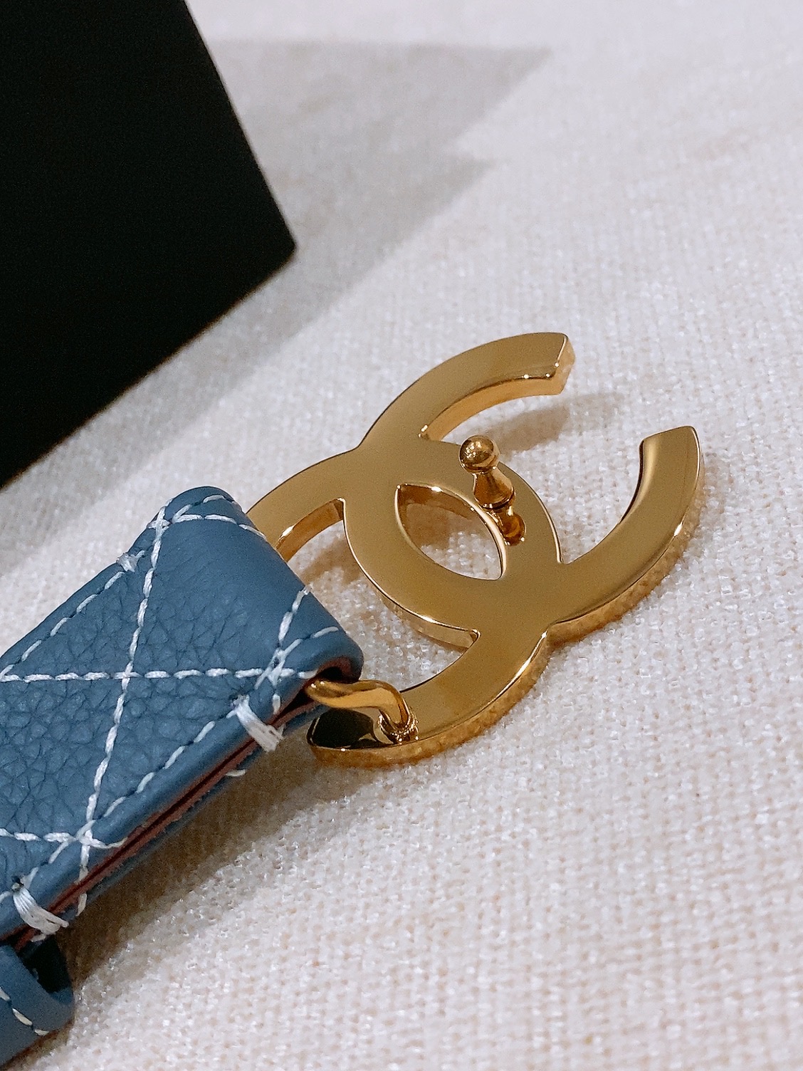 香家Chanel Belt 25mm 牛皮腰带 26b新款牛仔色牛皮皮带 实物超级美随意搭配都好看. 绣线菱格进口牛皮与 香家Chanel Belt 25mm 牛皮腰带 26b新款牛仔色牛皮皮带 实物超级美随意搭配都好看. 绣线菱格进口牛皮与