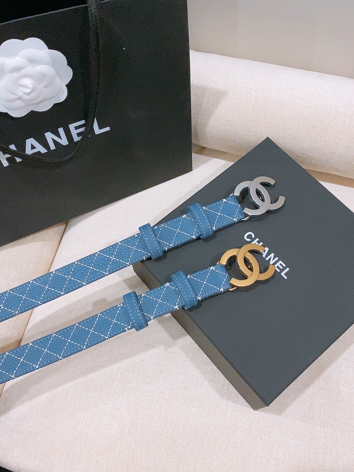 🥳对比图 香家Chanel Belt 25mm 牛皮腰带 26b新款牛仔色牛皮皮带 实物超级美随意搭配都好看. 绣线菱格 🥳对比图 香家Chanel Belt 25mm 牛皮腰带 26b新款牛仔色牛皮皮带 实物超级美随意搭配都好看. 绣线菱格