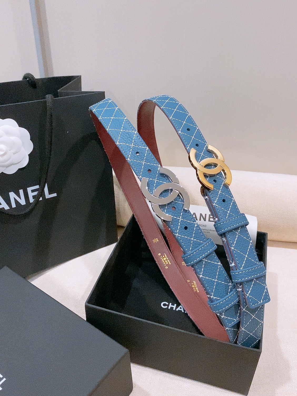 🥳对比图 香家Chanel Belt 25mm 牛皮腰带 26b新款牛仔色牛皮皮带 实物超级美随意搭配都好看. 绣线菱格 🥳对比图 香家Chanel Belt 25mm 牛皮腰带 26b新款牛仔色牛皮皮带 实物超级美随意搭配都好看. 绣线菱格