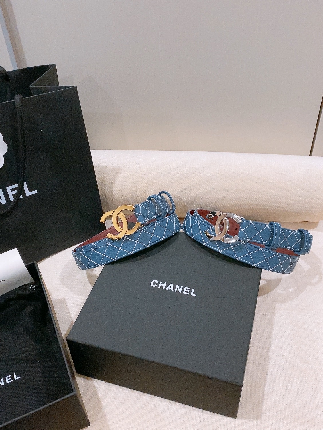🥳对比图 香家Chanel Belt 25mm 牛皮腰带 26b新款牛仔色牛皮皮带 实物超级美随意搭配都好看. 绣线菱格 🥳对比图 香家Chanel Belt 25mm 牛皮腰带 26b新款牛仔色牛皮皮带 实物超级美随意搭配都好看. 绣线菱格