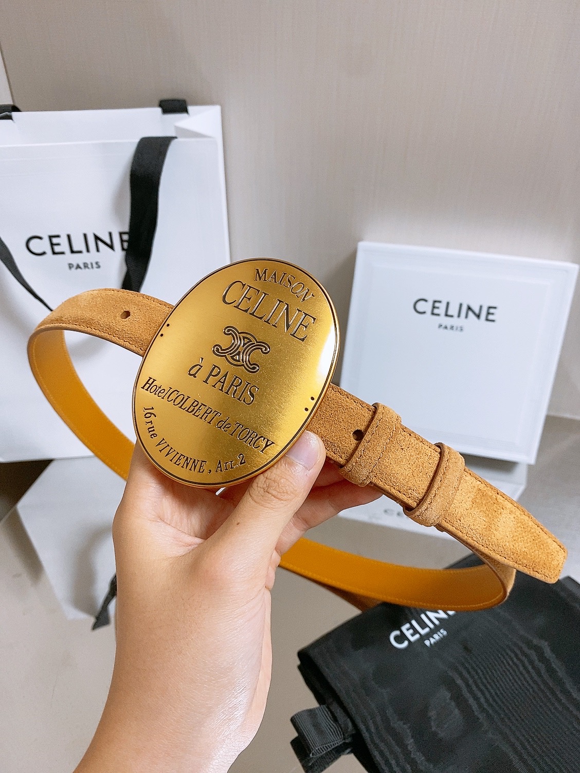 凯旋门✨ MAISON 25mm皮带 MAISON 25毫米皮带，TAURILLON皮革，牛皮革衬里，金色饰面，配领扣搭