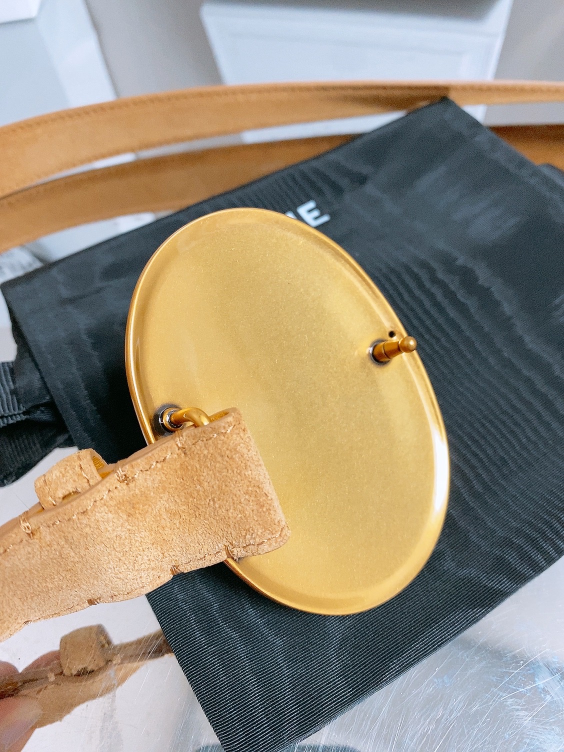 凯旋门✨ MAISON 25mm皮带 MAISON 25毫米皮带，TAURILLON皮革，牛皮革衬里，金色饰面，配领扣搭