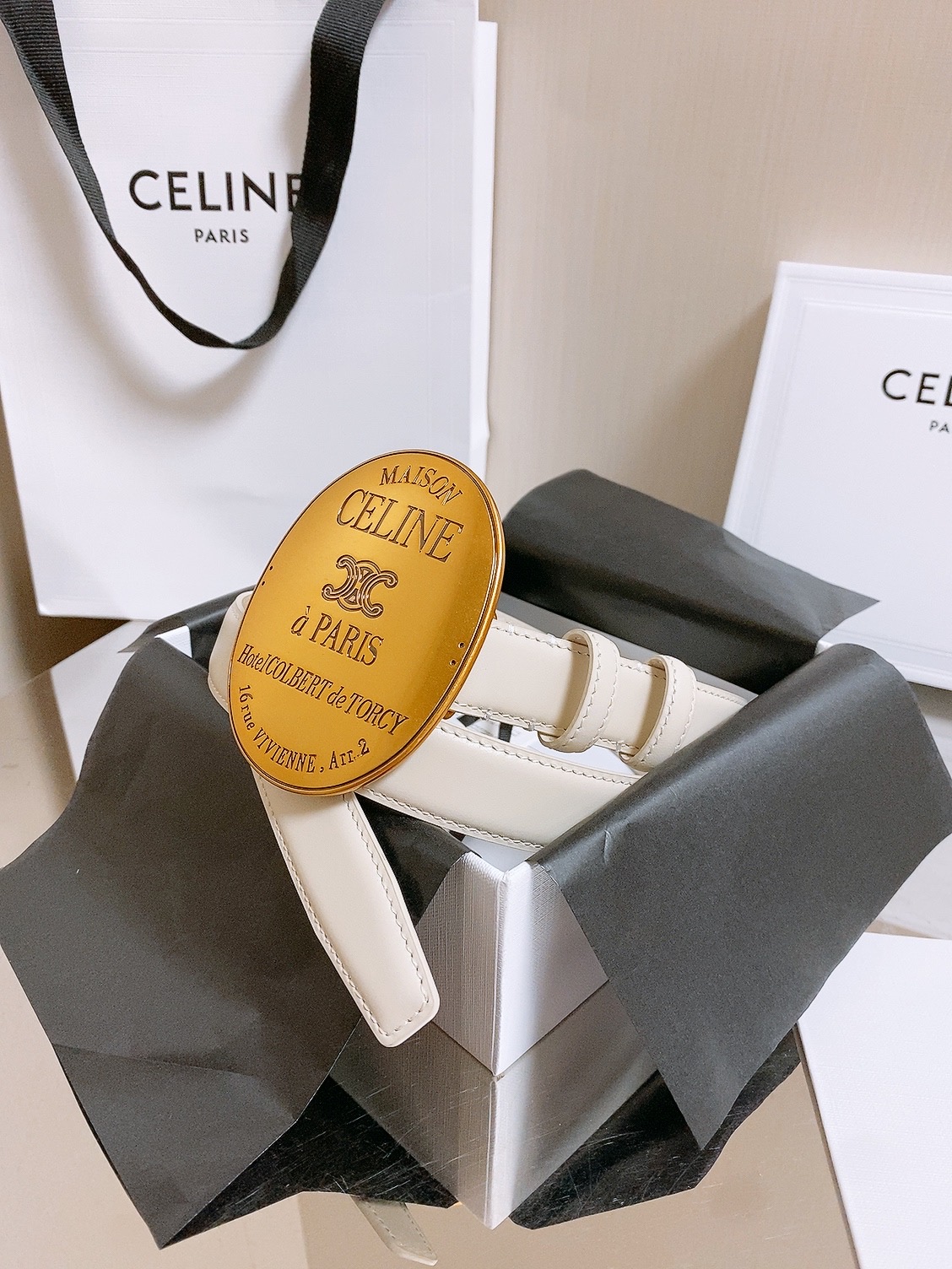 凯旋门✨ MAISON 25mm皮带 MAISON 25毫米皮带，TAURILLON皮革，牛皮革衬里，金色饰面，配领扣搭