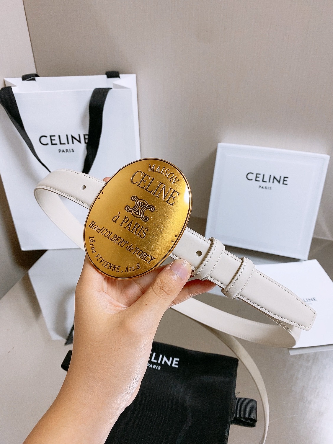 凯旋门✨ MAISON 25mm皮带 MAISON 25毫米皮带，TAURILLON皮革，牛皮革衬里，金色饰面，配领扣搭