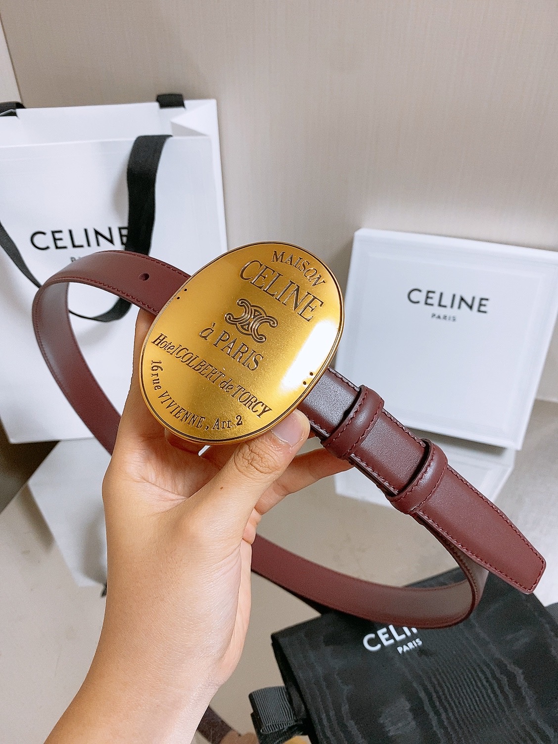 凯旋门✨ MAISON 25mm皮带 MAISON 25毫米皮带,TAURILLON皮革,牛皮革衬里,金色饰面,配领扣搭 凯旋门✨ MAISON 25mm皮带 MAISON 25毫米皮带,TAURILLON皮革,牛皮革衬里,金色饰面,配领扣搭