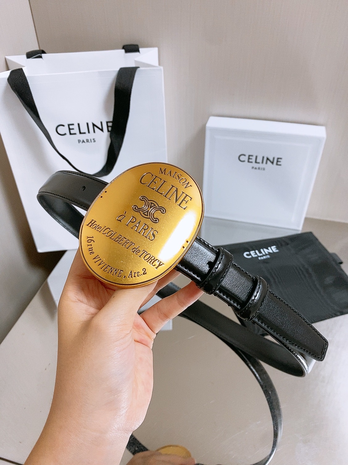 凯旋门✨ MAISON 25mm皮带 MAISON 25毫米皮带，TAURILLON皮革，牛皮革衬里，金色饰面，配领扣搭