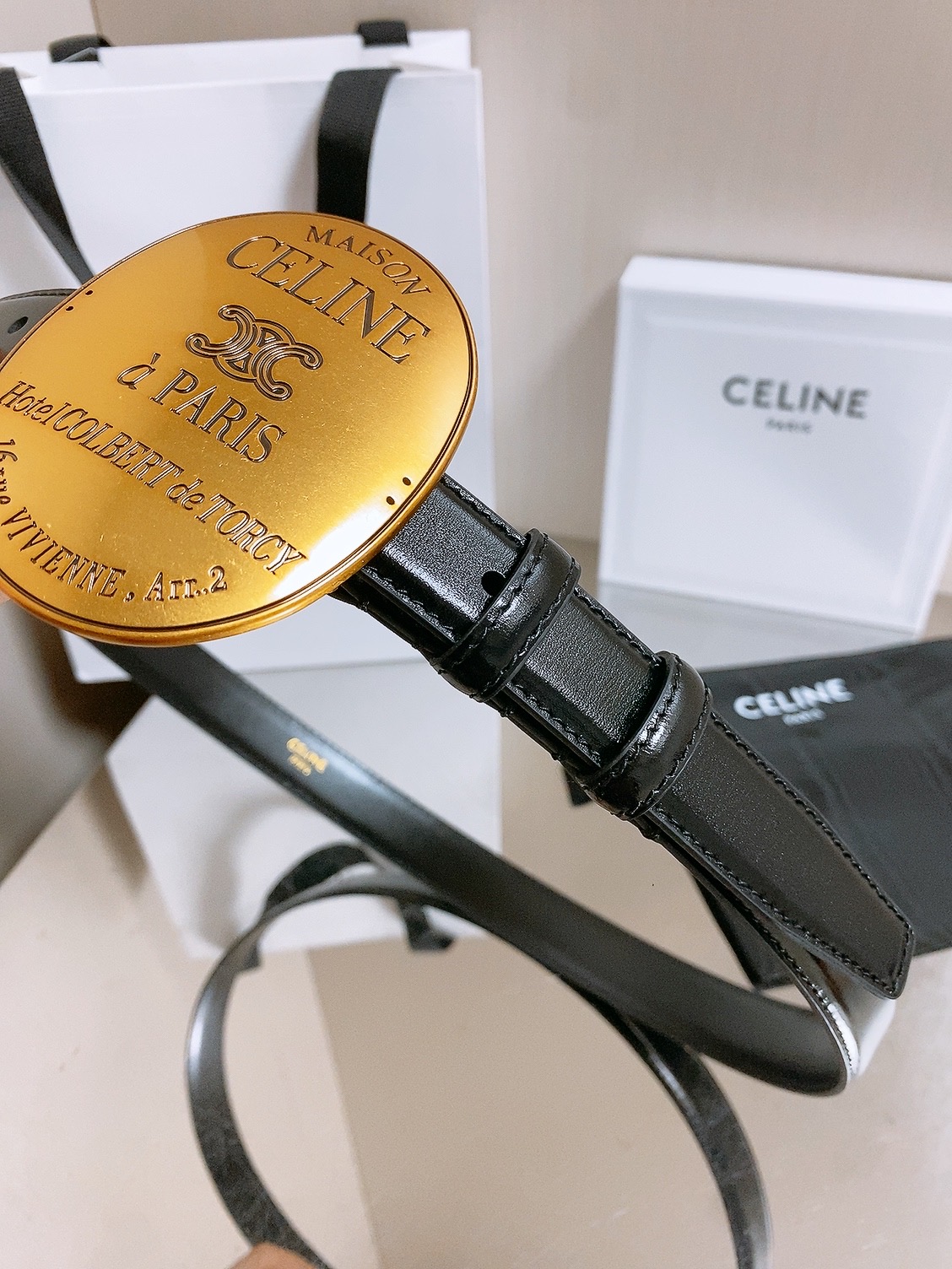 凯旋门✨ MAISON 25mm皮带 MAISON 25毫米皮带，TAURILLON皮革，牛皮革衬里，金色饰面，配领扣搭