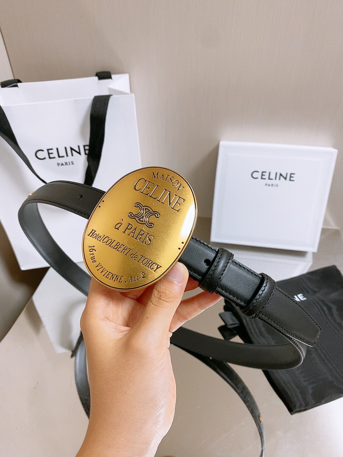 凯旋门✨ MAISON 25mm皮带 MAISON 25毫米皮带，TAURILLON皮革，牛皮革衬里，金色饰面，配领扣搭