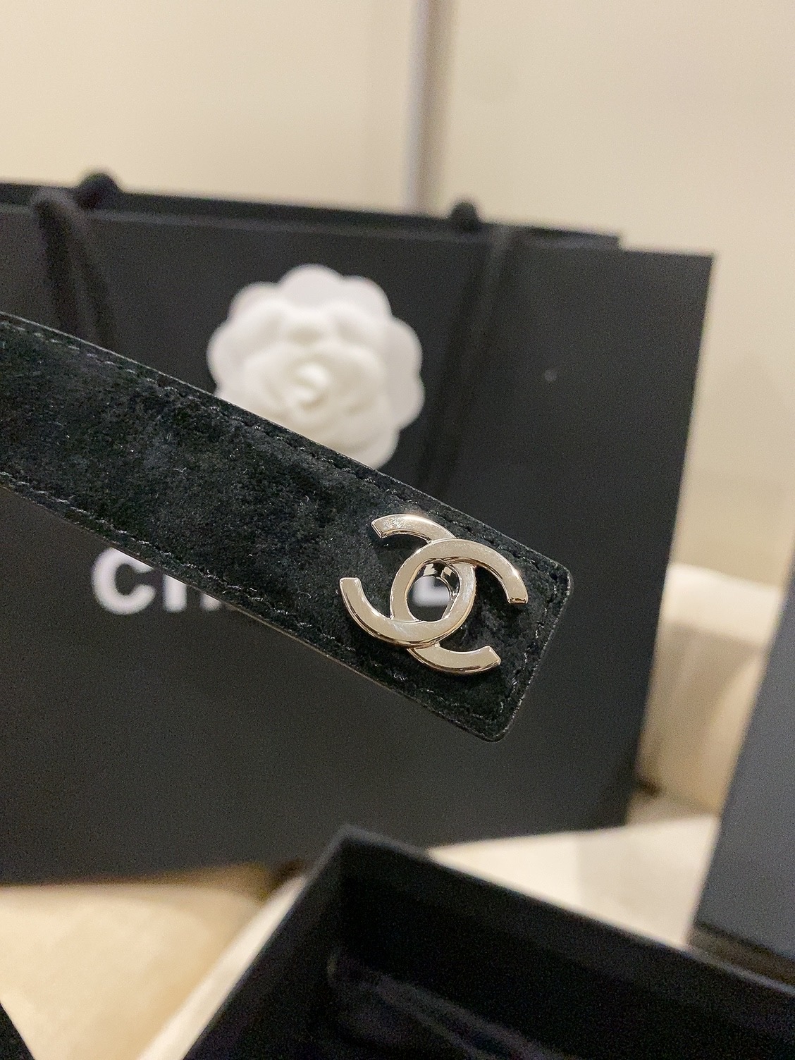 香家✨ Leather Belt 25mm 皮质腰带 麂皮效果小牛皮及金属,旋转双C金属转扣。适配连衣裙、西装、牛仔裤。 香家✨ Leather Belt 25mm 皮质腰带 麂皮效果小牛皮及金属,旋转双C金属转扣。适配连衣裙、西装、牛仔裤。