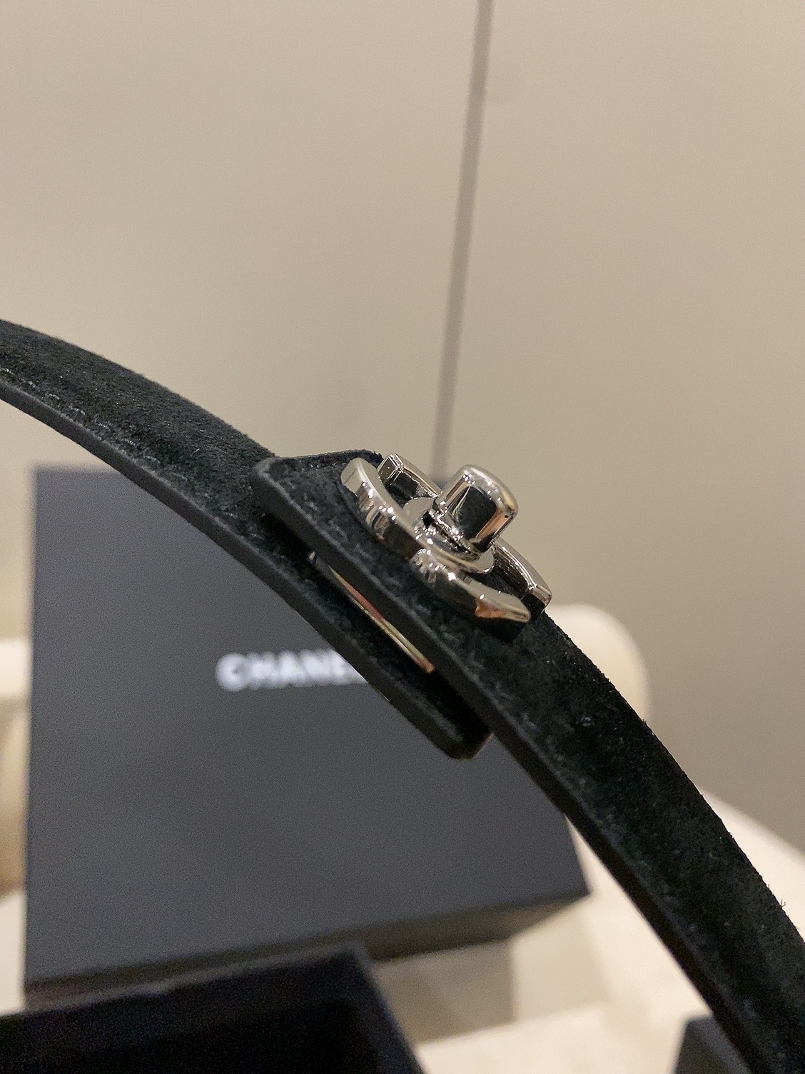 香家✨ Leather Belt 25mm 皮质腰带 麂皮效果小牛皮及金属,旋转双C金属转扣。适配连衣裙、西装、牛仔裤。 香家✨ Leather Belt 25mm 皮质腰带 麂皮效果小牛皮及金属,旋转双C金属转扣。适配连衣裙、西装、牛仔裤。