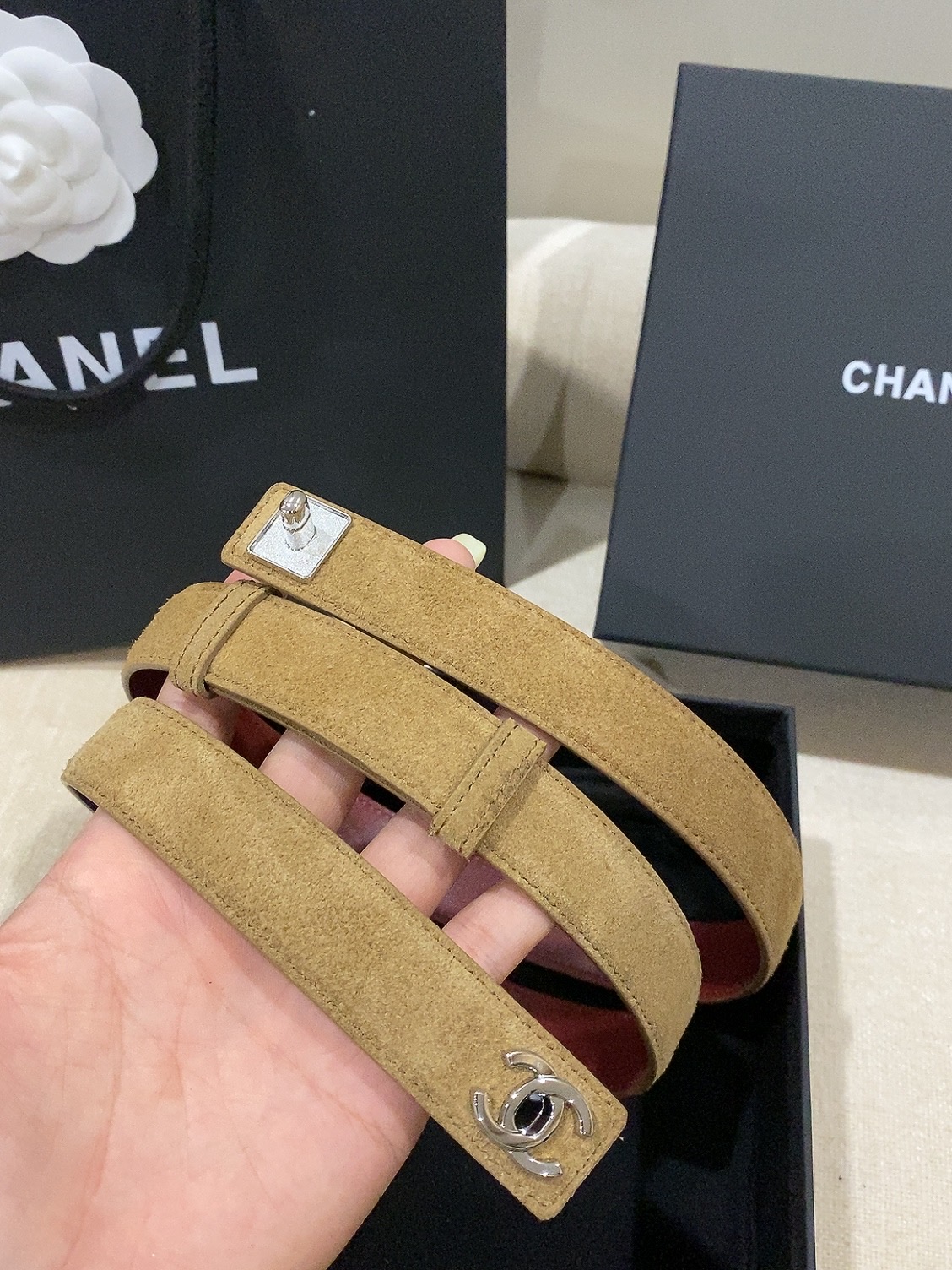 香家✨ Leather Belt 25mm 皮质腰带 麂皮效果小牛皮及金属,旋转双C金属转扣。适配连衣裙、西装、牛仔裤。 香家✨ Leather Belt 25mm 皮质腰带 麂皮效果小牛皮及金属,旋转双C金属转扣。适配连衣裙、西装、牛仔裤。