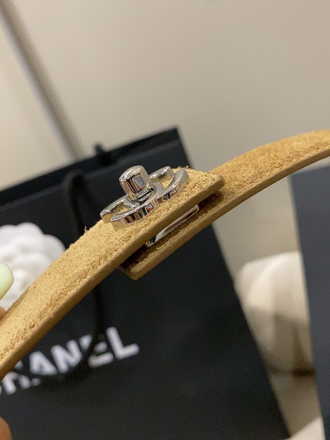 香家✨ Leather Belt 25mm 皮质腰带 麂皮效果小牛皮及金属,旋转双C金属转扣。适配连衣裙、西装、牛仔裤。 香家✨ Leather Belt 25mm 皮质腰带 麂皮效果小牛皮及金属,旋转双C金属转扣。适配连衣裙、西装、牛仔裤。