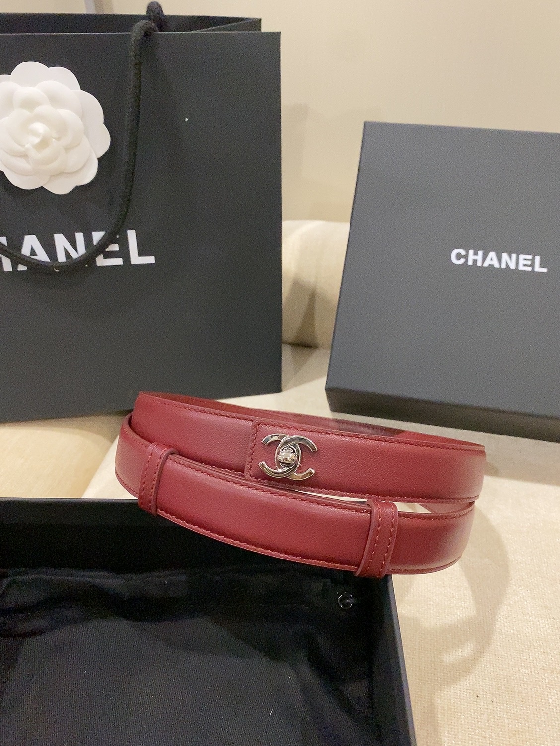 香家✨ Leather Belt 25mm 皮质腰带 进口胎牛皮及金属，旋转双C金属转扣。适配连衣裙、西装、牛仔裤。全套